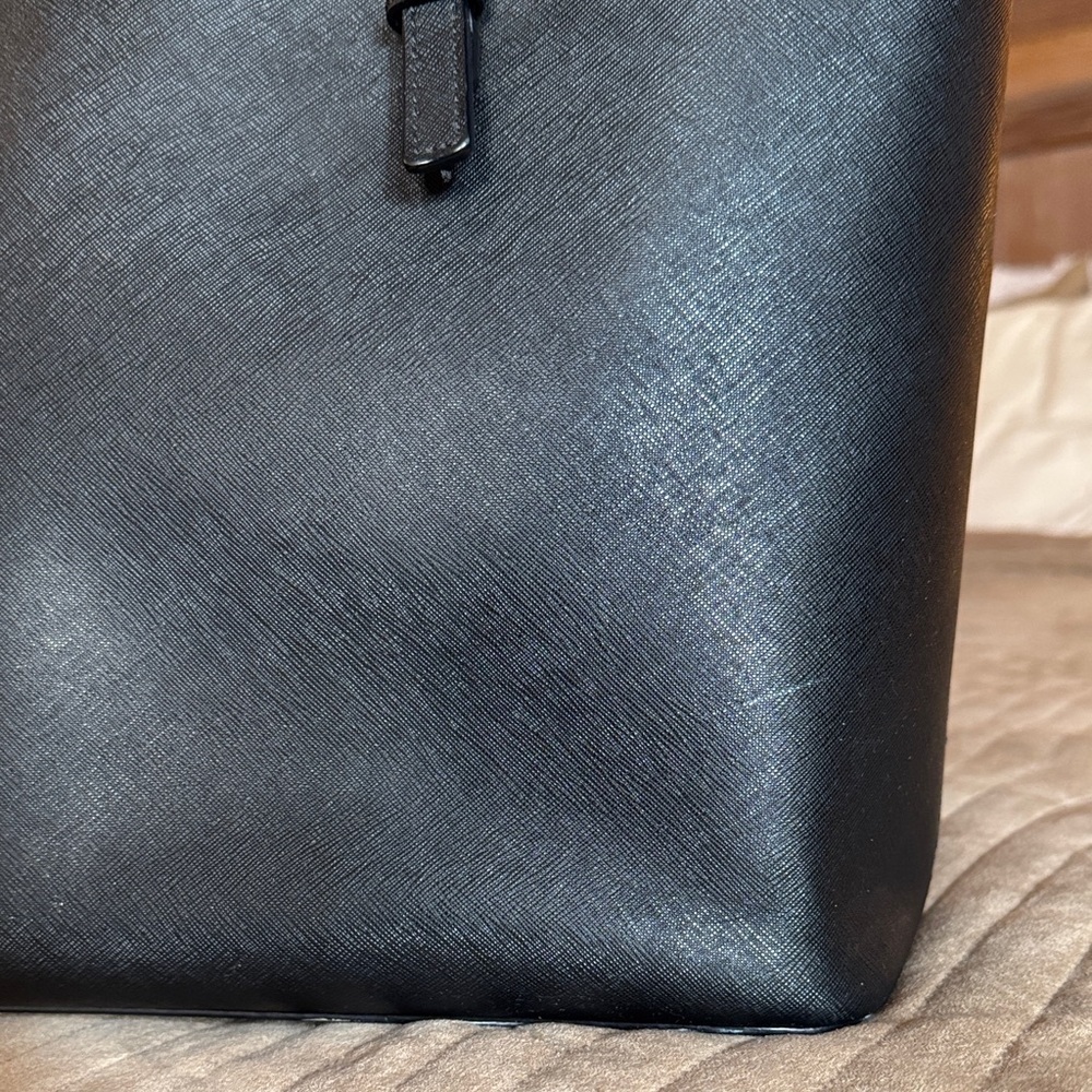 Michael Kors Jet Set Black Leather Tote Bag w/ Gold Logo Charm🌸 - Picture 5 of 12